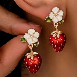 ❌Sale❌♠️ KATE SPADE NEW YORK Gold Pendant Earrings With White Flower/Strawberry.